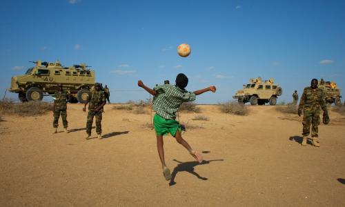 Des soldats ougandais de l’AMISOM jouent au football avec des enfants somaliens après avoir repris le contrôle d’une ville à Al-Shabab- Photo: IRIN