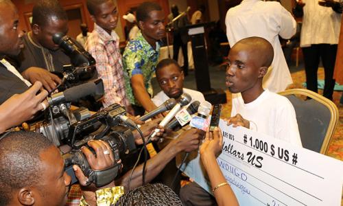 Wougo Kaboré, jeune étudiant de 23 ans, étudie à l’Institut burkinabè des arts et métiers (IBAM). Il a gagné le premier prix et un chèque pour 1 000 dollars.  © Lionel Yaro/Banque mondiale
