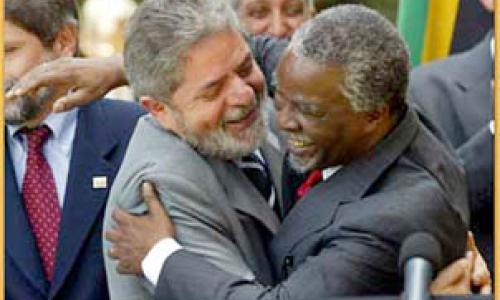 Le Président du Brésil, Luis Inácio Lula da Silva, à la fin de sa visite en Afrique avec le Président de l'Afrique du Sud, Thabo Mbeki.  Photo: © Getty Images / AFP / Alexander Joe