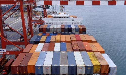 Conteneurs dans un port.