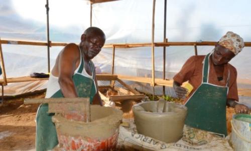 Le groupe Ndatani fabrique des isolants pour fourneaux éco énergétiques dans son atelier. Photo: PNUD au Kénya