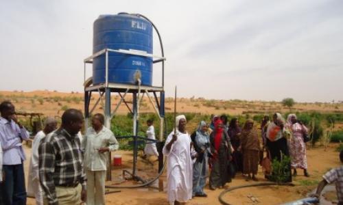 Une pompe à eau fonctionnant à l’énergie solaire est utilisée pour irriguer la ferme communautaire, assurant à la fois un approvisionnement en eau constant sur l’ensemble du terrain agricole et une source d’eau potable pour les habitants du village. Photo