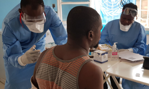 Dr. Alhassane Toure vaccinates a health worker at a health centre in the city of Mbandaka (16 June 2018).