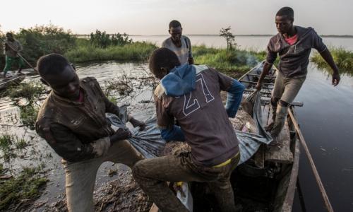 Nigerian refugees continue as fishermen, often in partnership with their Chadian counterparts from the host community. © UNHCR/Oualid Khelifi
