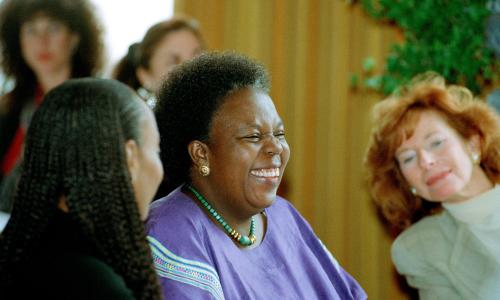 Gertrude Mongella (au centre)