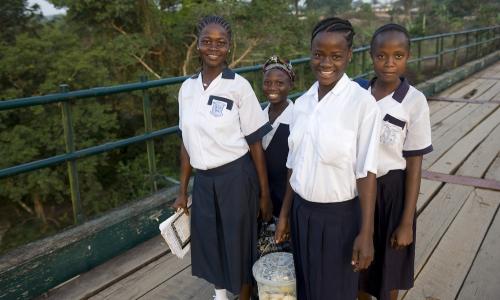 Des filles dans les zones rurales du Liberia.