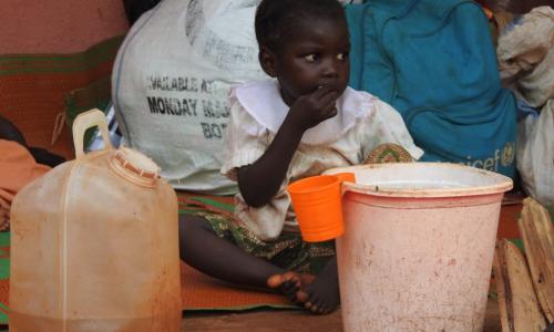 OCHA/Yaye N. Sene. Un enfant centrafricain mange de la nourriture distribuée par des travaileurs humanitaires dans la province de Mbomou, en RCA (archive)