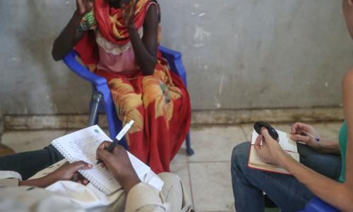 UNMISS/Isaac Billy. Manusura wa ubakaji nchini Sudan Kusini akisimulia kisa kilichompata. Alitoa simulizi hiyo kwenye eneo moja karibu na mji wa Bentiu. (Picha hii ni ya Desemba 2018)