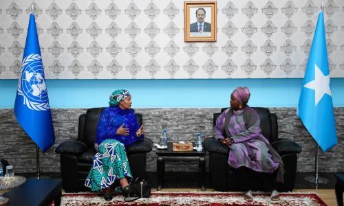 UNSOM/John Arigi. La Secrétaire générale adjointe des Nations Unies, Amina Mohammed (à gauche), rencontre Deeqa Yasin, la Ministre fédérale des femmes et des droits de l'homme de la Somalie, à Mogadiscio en Somalie.