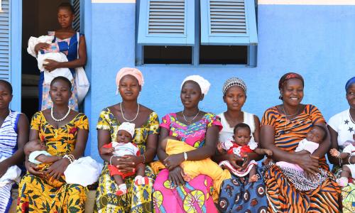 Des mères à la maternité du village de Nassian, dans le nord-est de la Côte d'Ivoire. (mars 2017)