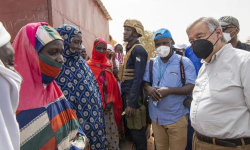 Le Secrétaire général de l'ONU, António Guterres, parle à des femmes déplacées à Ouallam, au Niger.