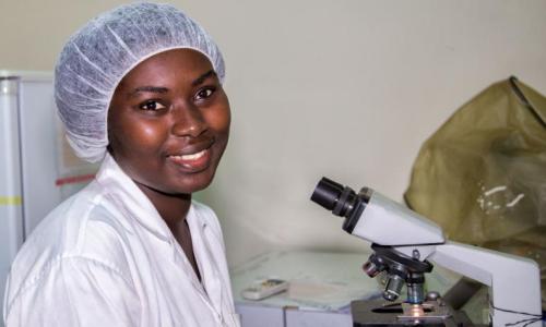 A staff member at the Environment and Agribusiness Laboratories (ENVAL) in Côte d’Ivoire.