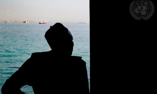 Un homme regarde la mer depuis la Porte du non-retour sur l'île de Gorée, au Sénégal, un mémorial solennel dédié aux millions d'Africains arrachés à leur patrie pendant la traite transatlantique des esclaves.  L'île est aujourd'hui un symbole de mémoire et de résilience.