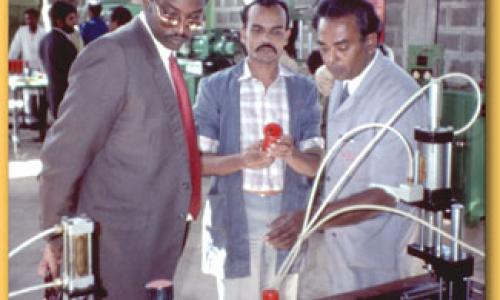 Indian technicians explain manufacturing process to African participants in an Ethiopian workshop.  Photo : ©UNDP / I. Rajeswary