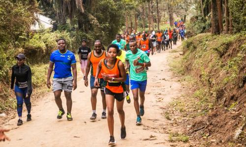 Washiriki wa mbio za Selous wakifurahia maporomoko ya maji ndani ya safu ya milima ya tao la mashari
