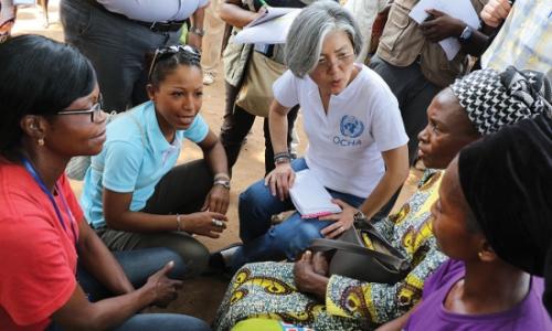 UN Deputy Emergency Relief Coordinator Kyung-wha Kang (centre) during her visit to the Central African Republic in February 2015. Photo: OCHA/C. Illemassene