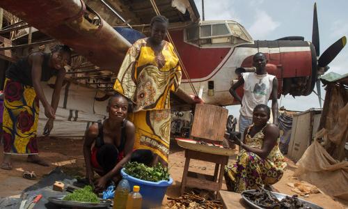 Les denrées se font rares. Au plus fort de la crise, des travailleurs humanitaires livraient de la nourriture. Crédit: Stephan Gladieu/ Banque Mondiale 