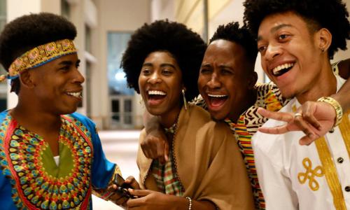 Un groupe de jeunes qui rient.