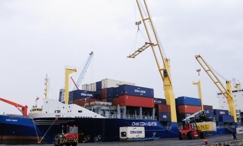   Conteneurs d'expédition au port de Tunis