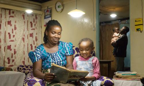 Mifumo ya jua hufaidi familia katika jamii za vijijini za Rwanda.