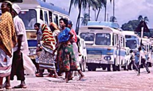 Route encombrée à Dar es-Salaam (Tanzanie) : les routes sont trop peu nombreuses en Afrique et elles se détériorent. Photo : ©ONU / Betty Press