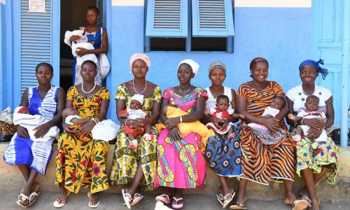 wanawake katika zahanati moja kwenye kijiji cha Hassian, kaskazini mashariki mwa Côte d'Ivoire wakisubiri watoto wao kupewa chanjo dhidi ya TB.