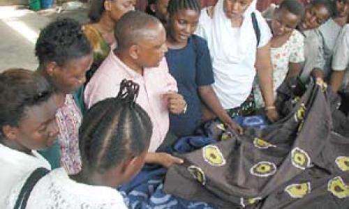 Producing more textiles and other manufactured goods can stimulate trade among African countries.  Photo : ©UNIDO