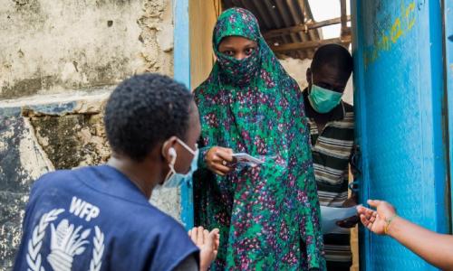 Le personnel du PAM s'occupe d'un participant à un programme d'aide alimentaire et monétaire à Kano.