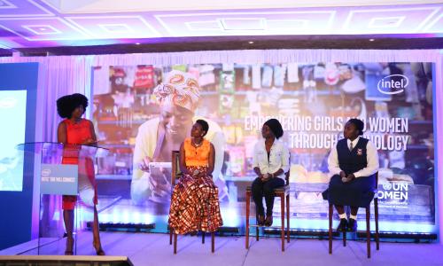 Les jeunes femmes bénéficiaires du programme "She will Connect" parlent de son impact lors du lancem