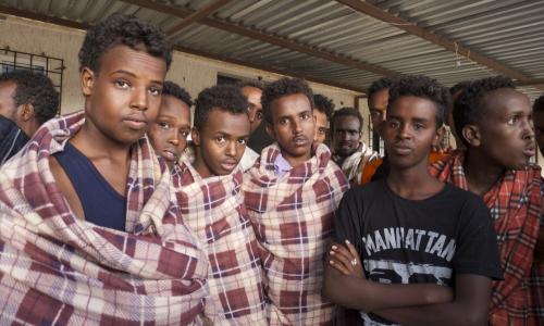 Photo: Des jeunes migrants somaliens dans un centre de rétention en Libye (Tom Westcott/IRIN)
